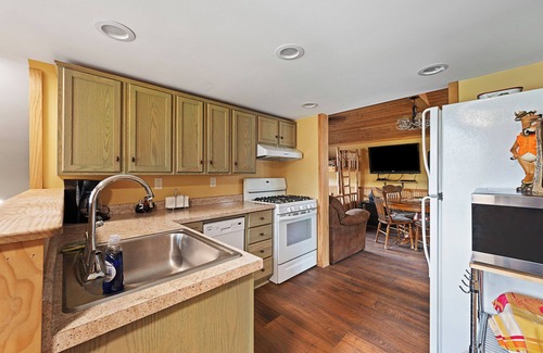 Deadwood Apartment | Moon Mountain loft in charming Deadwood
