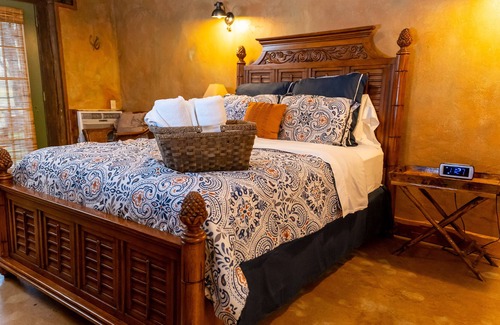 Satin House | Moon River Ranch - Farm House Lodge - ADA