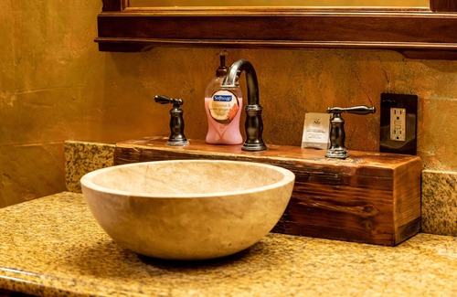 Satin House | Moon River Ranch - Farm House Lodge - ADA