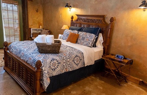 Satin House | Moon River Ranch - Farm House Lodge - ADA