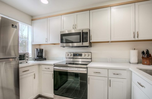 North Bend House | Moon River Suites 2 - on River, Private Hot Tub, Downtown by North Bend Escapes