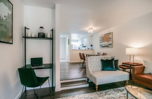 North Bend House | Moon River Suites 2 - on River, Private Hot Tub, Downtown by North Bend Escapes