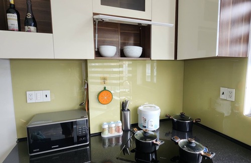 District 11 House | Moon's house/6 beds/10 persons/2,5 baths/full house/near Airport/BBQ rooftop