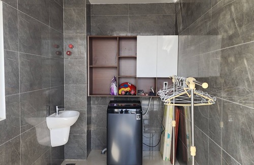 District 11 House | Moon's house/6 beds/10 persons/2,5 baths/full house/near Airport/BBQ rooftop