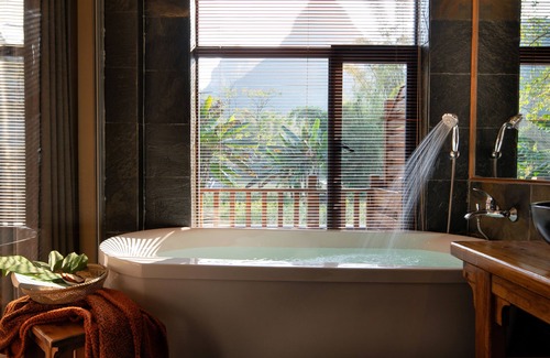 Ten Mile Gallery Hotel | Moondance Hotel