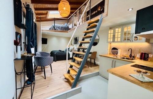 Bornheim Apartment | MoonDayHomes - TopLocation I 4Persons I Gallery Maisonette Boutique Apartment PERA