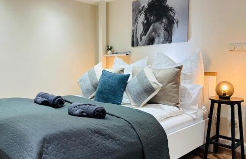 Bornheim Apartment | MoonDayHomes - TopLocation I 4Persons I Gallery Maisonette Boutique Apartment PERA