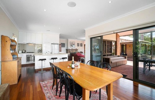 Deepdene House | Moondyne Estate Exclusive & Pet Friendly Hilltop Retreat