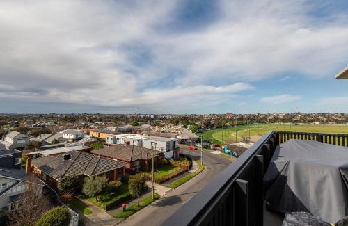 Moonee Ponds Apartment | Moonee Valley Park with parking