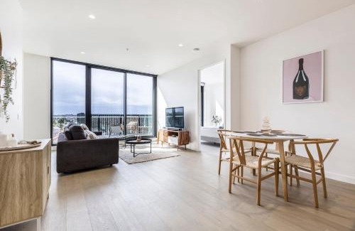 Moonee Ponds Apartment | Moonee Valley Park with parking