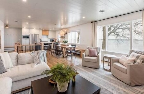 Alexandria House | Moonglade House on Lake Carlos