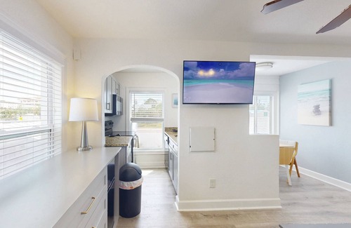 Treasure Island Condo | “Moonlight” 1BR Upstairs w/Courtyard View, Walk to Beach & Shops, King Bed, Full Kitchen