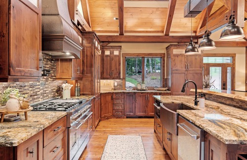 Mount Mourne House | Moonlight Cove | Sleeps 14- 6BDs| Rustic Charm