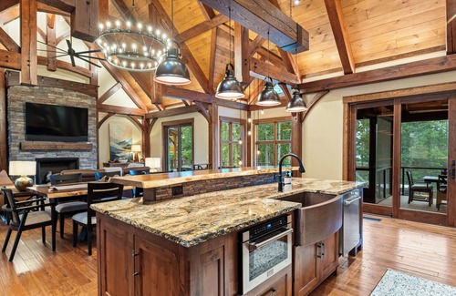 Mount Mourne House | Moonlight Cove | Sleeps 14- 6BDs| Rustic Charm