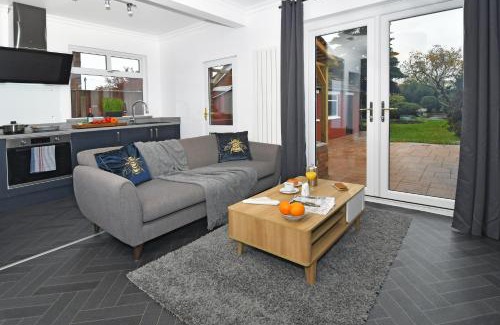 Crewe House | Moonlight House - sleeps 7, driveway, garden