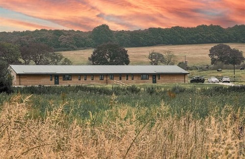Godstone Apartment | Moonlight Lodge - 4 bedroom Barn with Hot Tub!