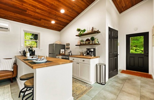 Stanton Apartment | Moonlight Ridge - Hot Tub, Fire Pit, Huge Porch, & Dog Friendly