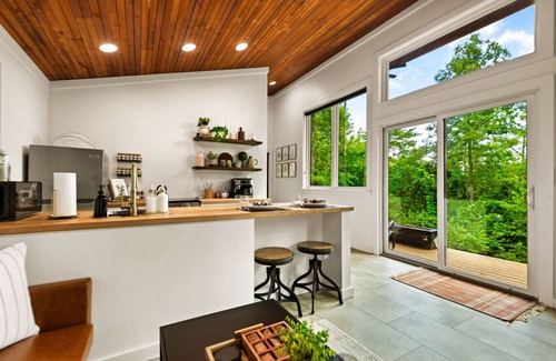 Stanton Apartment | Moonlight Ridge - Hot Tub, Fire Pit, Huge Porch, & Dog Friendly