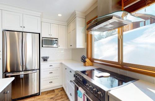 Big White Ski Resort House | Moonshine 385
