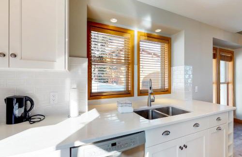 Big White Ski Resort House | Moonshine 385