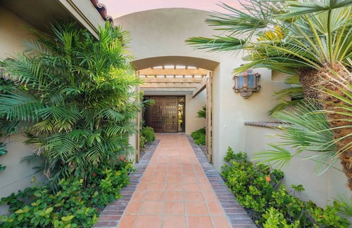 La Quinta Cottage | Moonshine by Avantstay Modern & Stylish Estate w/Bar, Fire Pit & Hot Tub 5 bd