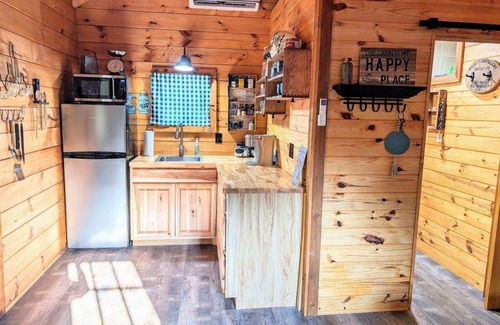 Hillsville Cabin | "Moonshine Mansion" Cozy tiny cabin in peaceful Fancy Gap.