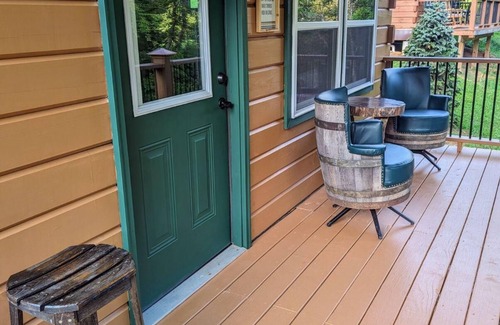 Hillsville Cabin | "Moonshine Mansion" Cozy tiny cabin in peaceful Fancy Gap.