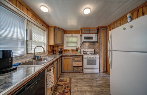 Suches Cabin | Moonshiner's Cabin | Minutes from Two Wheels!