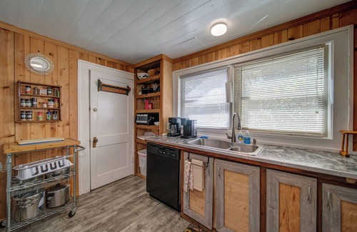 Suches Cabin | Moonshiner's Cabin | Minutes from Two Wheels!