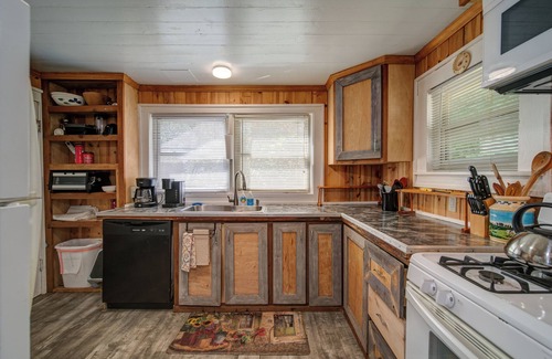 Suches Cabin | Moonshiner's Cabin | Minutes from Two Wheels!
