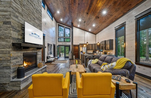 Broken Bow Cabin | Moonstone Ridge - Centrally Located Cabin for 6