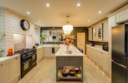 Bromsash Villa | Moonstone Villa - Eight Bedroom Villa, Sleeps 18