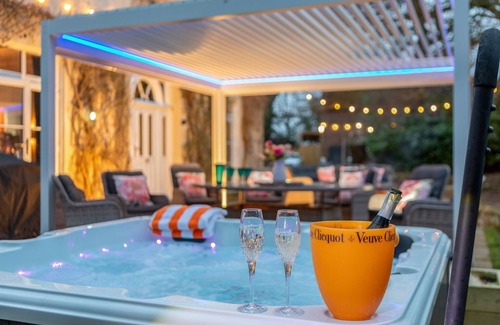 Bromsash Villa | Moonstone Villa - Eight Bedroom Villa, Sleeps 18
