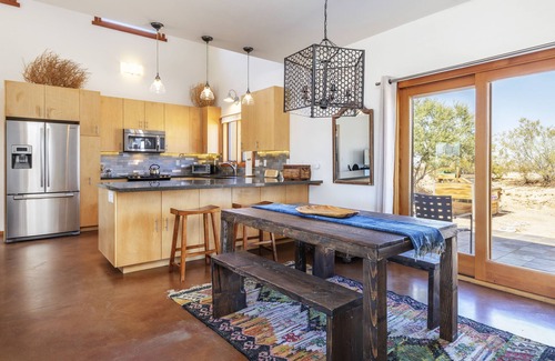 Joshua Tree House | 🌵 MoonView Modern | Hot tub, BBQ & Private Pool 🌵