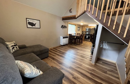 Wasilla Cabin | Moose Landing Cabin F93 cozy cabin in the woods, and close to town