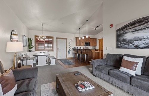 Bear Hollow Village Condo | Moose Mgmt at Bear Hollow 1313: Two King Bed-Fast WiFi-Free BusRoute-DogFriendly