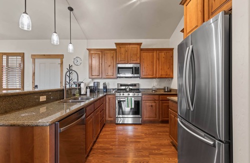 Bear Hollow Village Condo | Moose Mgmt at Bear Hollow 1313: Two King Bed-Fast WiFi-Free BusRoute-DogFriendly