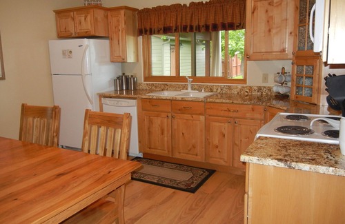 Red Lodge House | Moose Traks nCome stay in Downtown Red Lodge, 2 blocks from Broadway Street