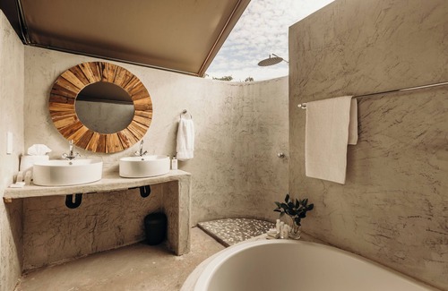 Weipe Cabin | Mopane Bush Lodge