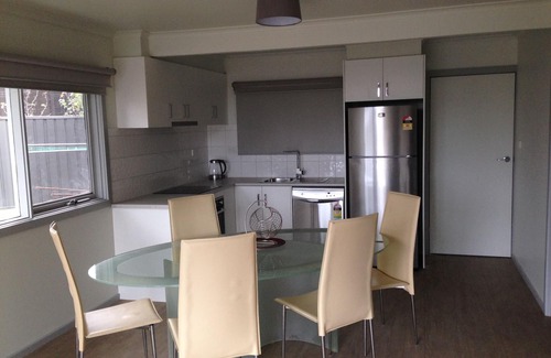 Bendigo House | Moran Street, Child and Pet Friendly, Walk to Art Precinct and Show Grounds.