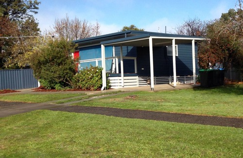 Bendigo House | Moran Street, Child and Pet Friendly, Walk to Art Precinct and Show Grounds.