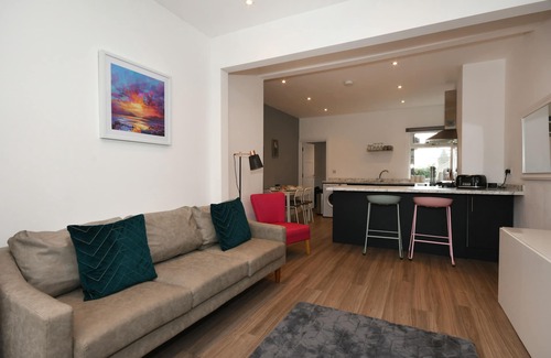 Chesterfield House | Morden house close to City centre & The Peaks