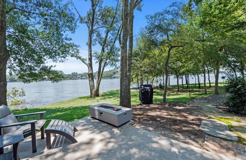 Malakoff Cottage | Mordern, Lakeside Cottage on a Private Peninsula w/Saltwater Pool, Pickleball