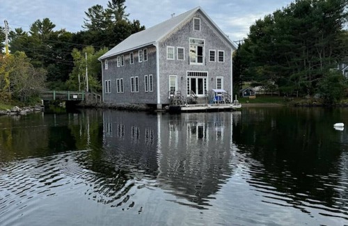 Newcastle House | More Boathouse than Lakehouse