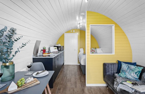 Wells Cabin | Morgan Sweet Glamping Pod - Free Wi-Fi