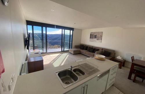Hotham Heights Apartment | Moritz 8 - undercover private parking