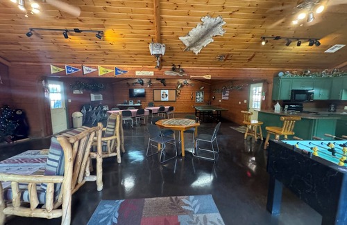 Afton Cabin | Morning Star ROMANTIC Log Cabin in the woods. Hot Tub & Wood Burning Fire Place.