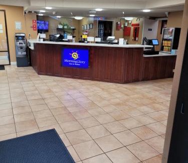 Cornwall Park Hotel | MorningGlory Inn & Suites