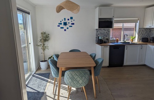 Mornington House | Mornington 2 Bedroom Getaway- short stroll to beach, cafes and shops.