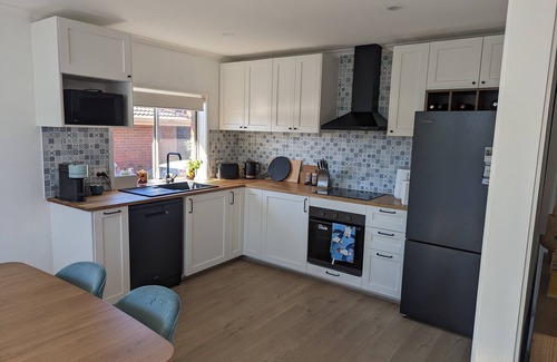 Mornington House | Mornington 2 Bedroom Getaway- short stroll to beach, cafes and shops.
